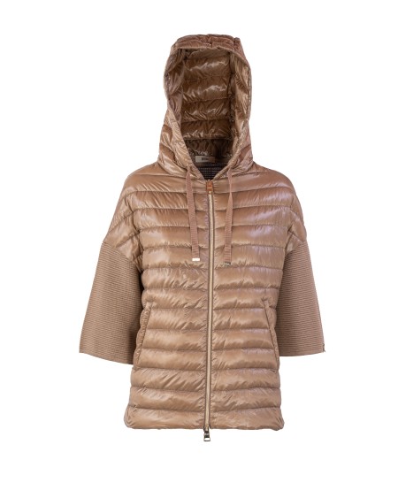 Shop HERNO  Giacca: Herno giaccone in maglia, di cotone, e nylon.
Oversize fit.
Imbottitura in piuma.
Cappuccio con coulisse in gros grain.
Maniche a tre quarti.
Tasche a filetto.
Chiusura con zip a doppio cursore.
Inserti in nylon ultralight.
Lavorazione punto ottoman, finezza 14.
Composizione: 100% cotone / 100% poliammide.
Fabbricato nella Repubblica di Moldavia.. MP000132D 72023-2155